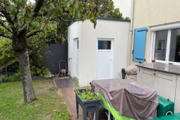 Annexe de jardin en béton enduit